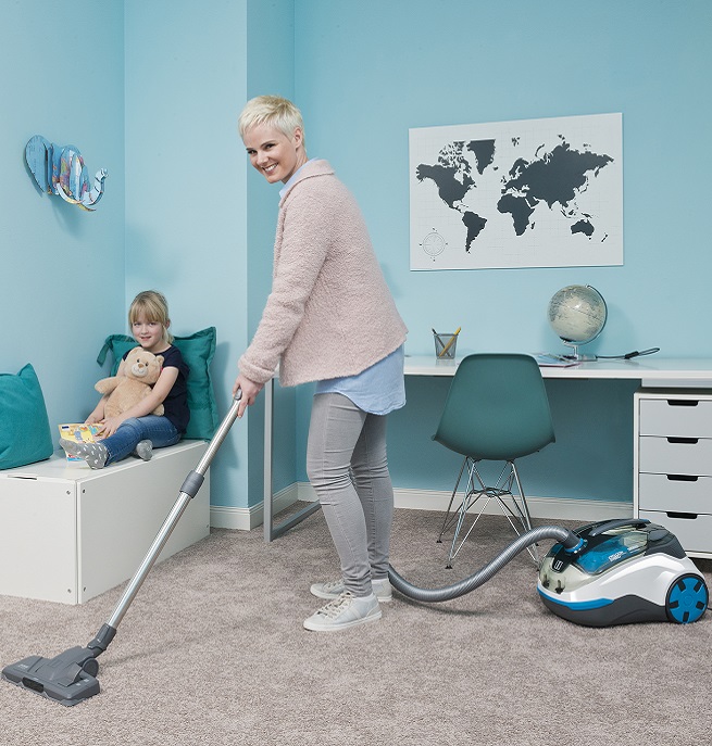 Frau saugt Kinderzimmer mit Cycloon Hybrid LED Parquet